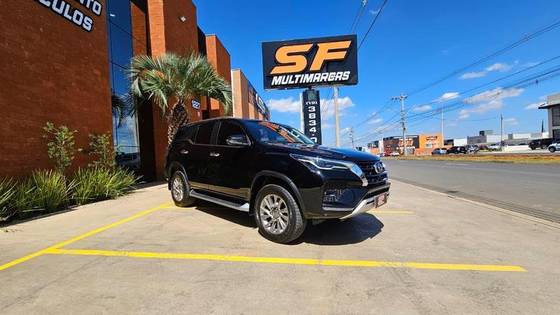 TOYOTA HILUX SW4 2.8 D-4D TURBO DIESEL SRX 7L 4X4 AUTOMÁTICO